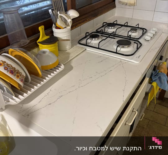 משטח עבודה במטבח עם כיור וכיריים